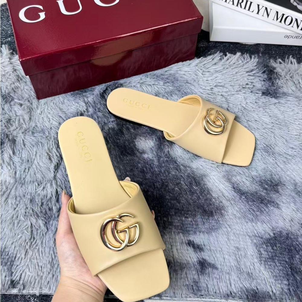 Gucci Interlocking G Cream Leather Slide Sandals - Picture 3 of 4